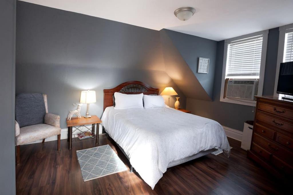 Historic 2 bedroom house St Charles