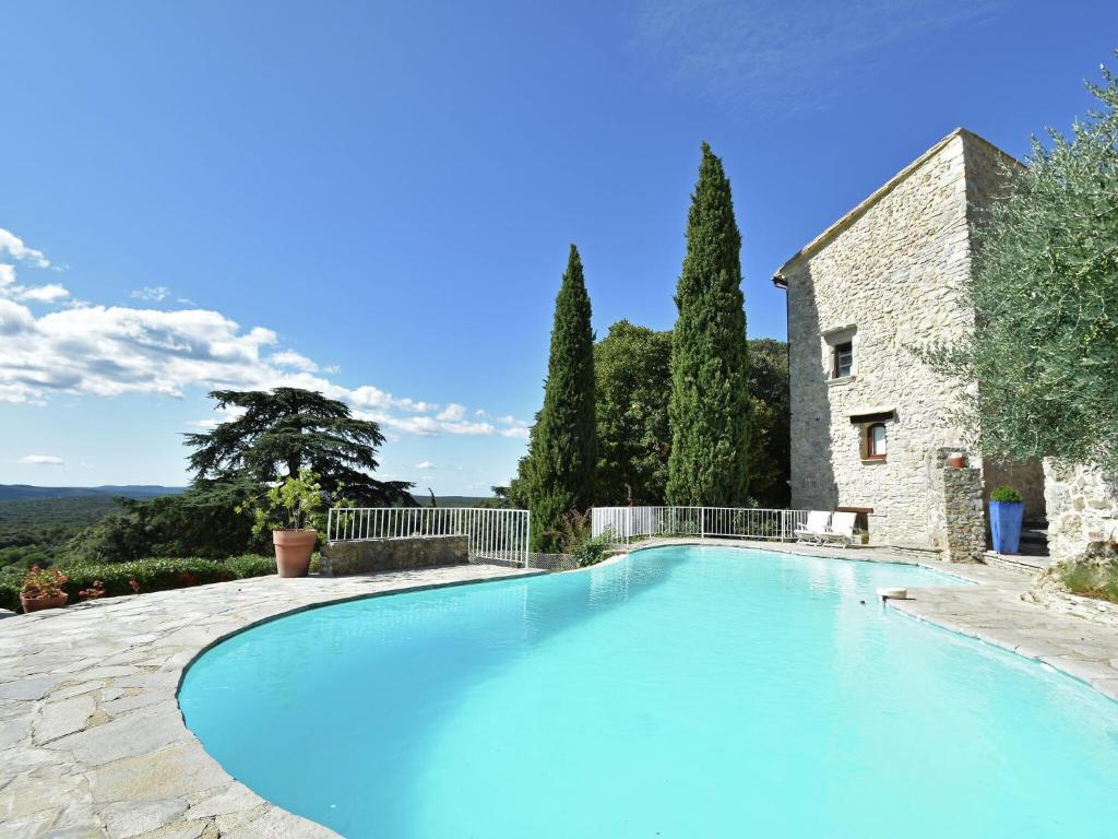 Apartment with swimming pool in a castle
