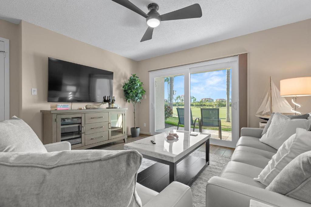 Newly Updated St. Pete 2-BR Condo on Isla Del Sol, St Petersburg