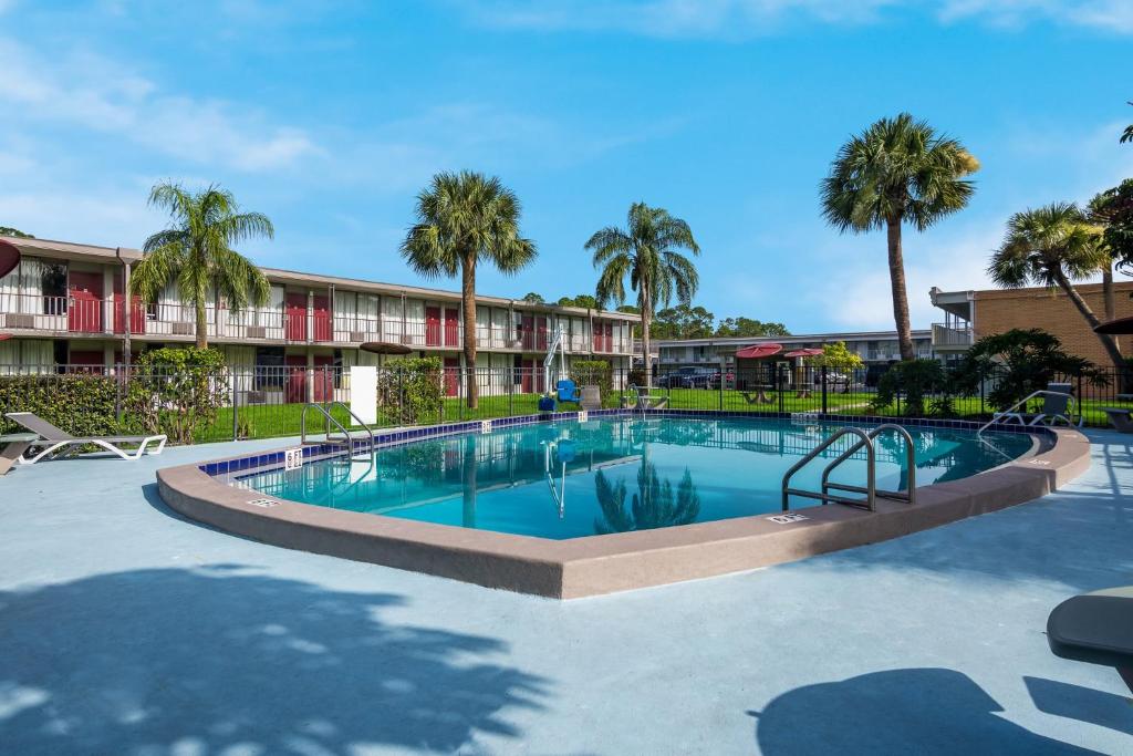 HomeTowne Studios Vero Beach – I-95 photo