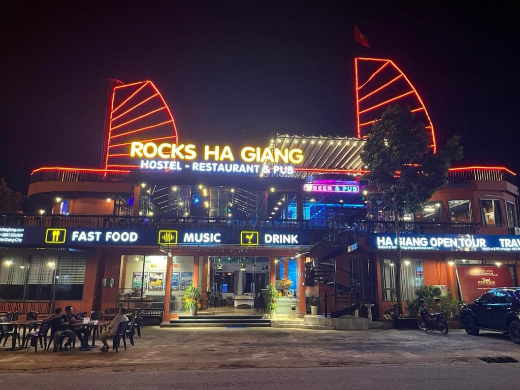 Rocks Ha Giang Hostel-Tour & Motobikes Rental