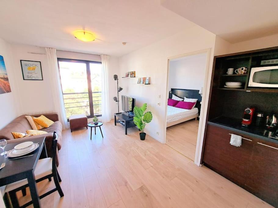 Le Valmy: appartement lumineux au pied du métro - 3