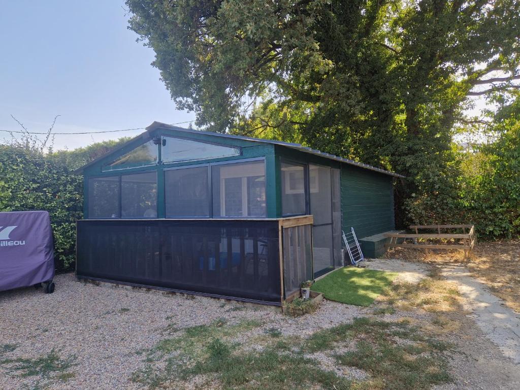 Chalet de 25 m2 avec jardin, piscine et spa uniquement accessible en juin sept - 2