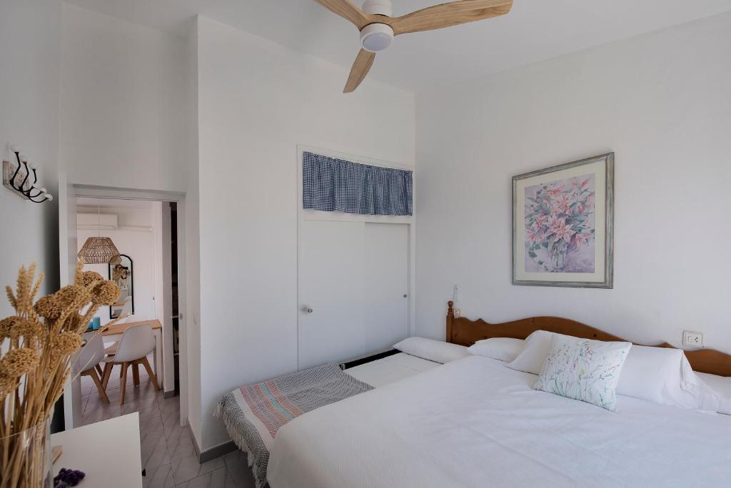 Apartamentos Las Brisas I & II — Hotel rooms in Cala'n Bosch, Balearic Islands