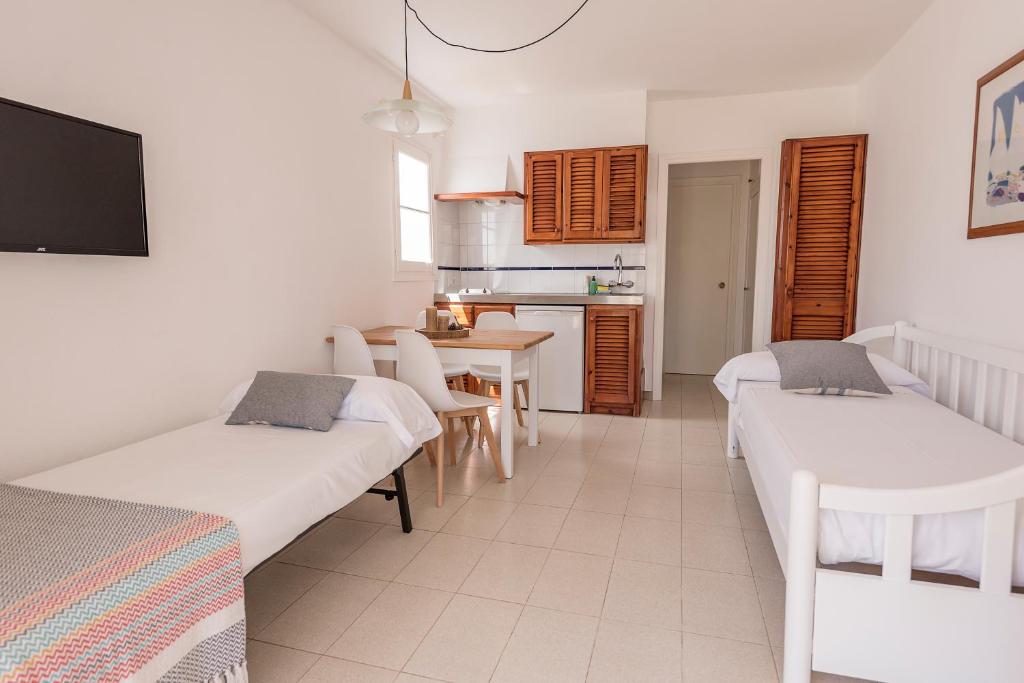 Apartamentos Las Brisas I & II — Hotel rooms in Cala'n Bosch, Balearic Islands