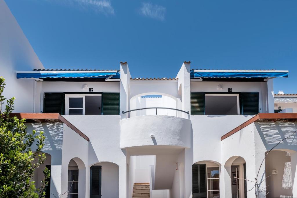 Apartamentos Las Brisas I & II — Hotel building in Cala'n Bosch, Balearic Islands
