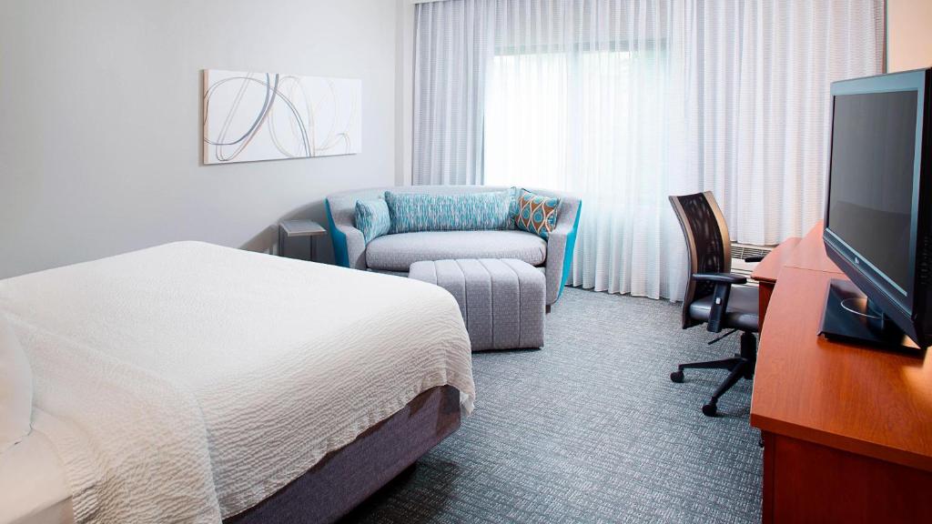 Courtyard by Marriott Roanoke Airport photo