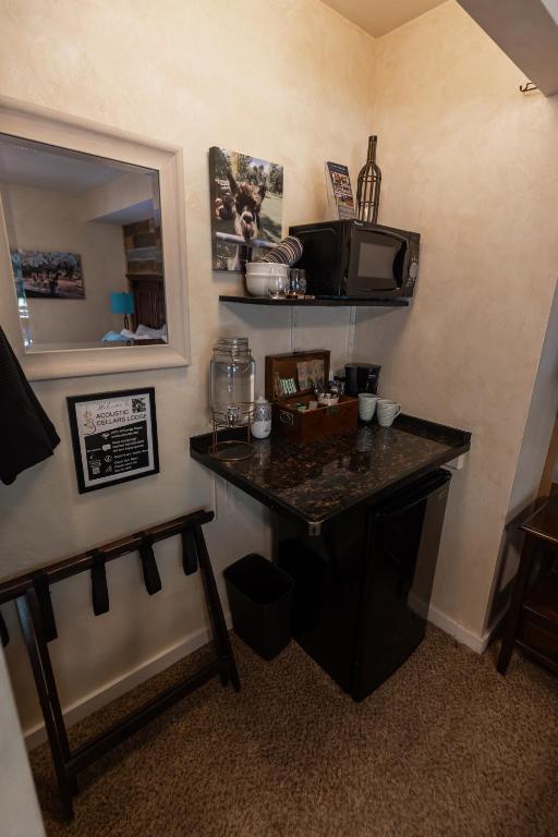 Champagne King Suite, Breakfast & No Extra Fees!