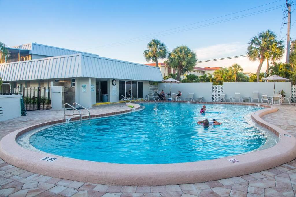 Beachfront Condo Complex, Heated Pool, Gulfview!, Siesta Key