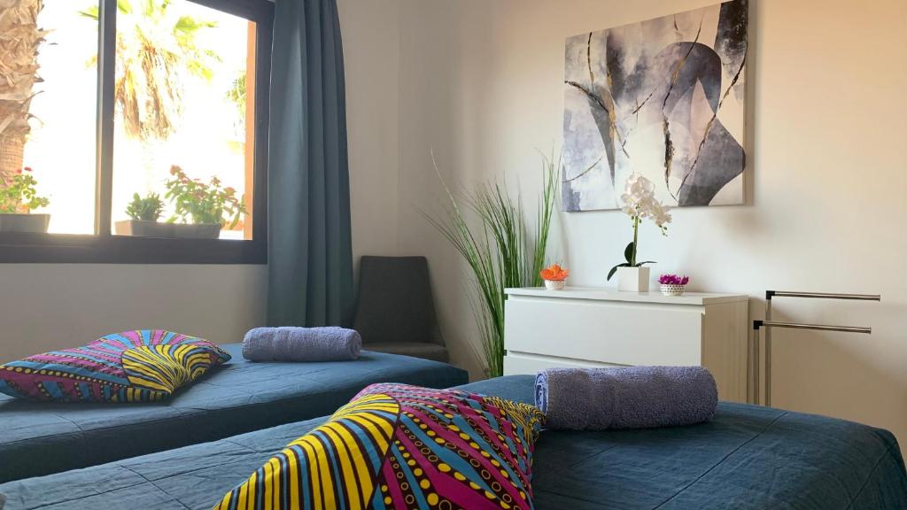 Bedroom with shared bathroom and swimming pool - 4