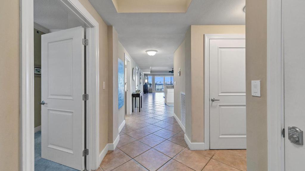 Harbor Landing 203B - Spacious Condo with views of the Harbor and Gulf, Destin