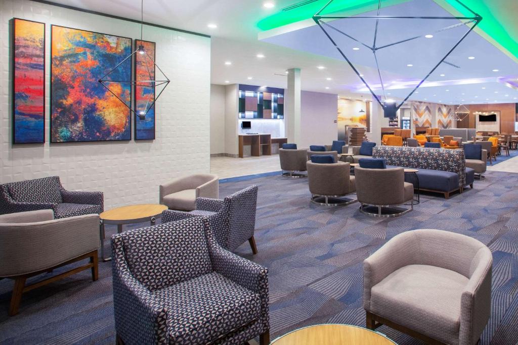 La Quinta Inn & Suites by Wyndham Oxford photo