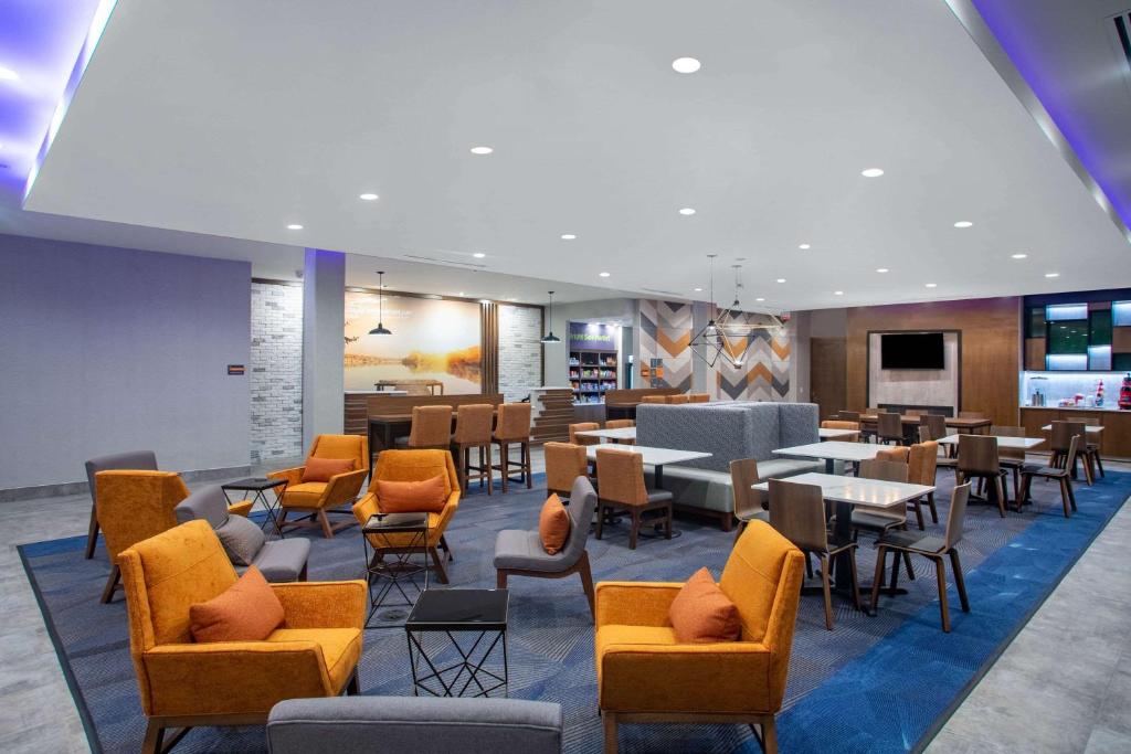 La Quinta Inn & Suites by Wyndham Oxford photo