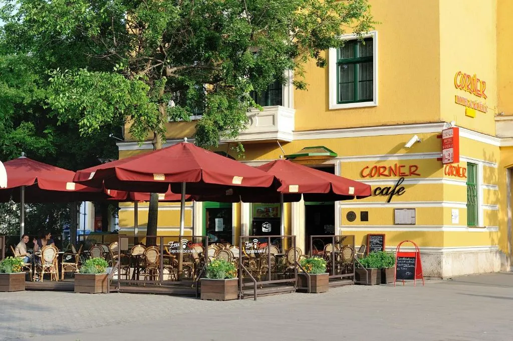 Corner Hotel & Kávéház, hotel in Dunaújváros