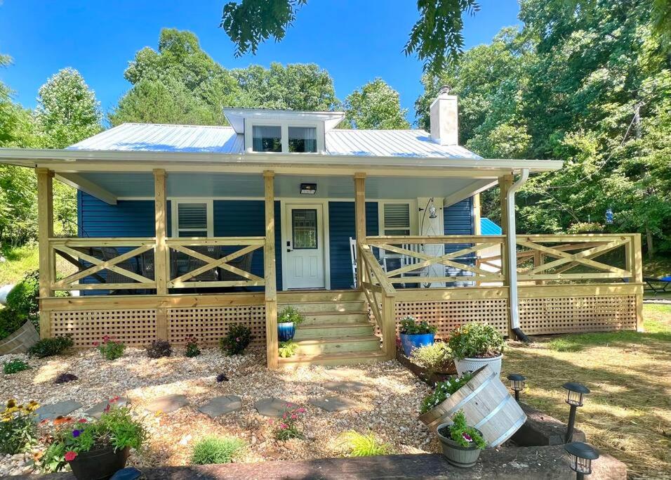 Riverside Relaxer w/Hot Tub+Fire Pit +Wifi & view, Franklin