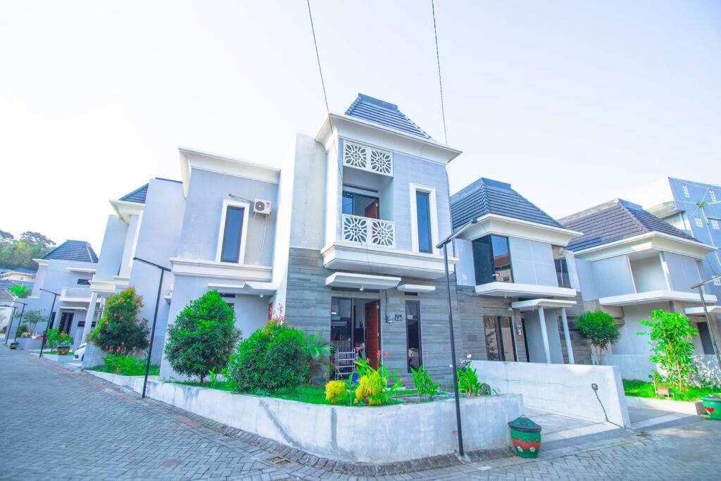 Harsari Syariah with Karaoke and Balcony, Batu