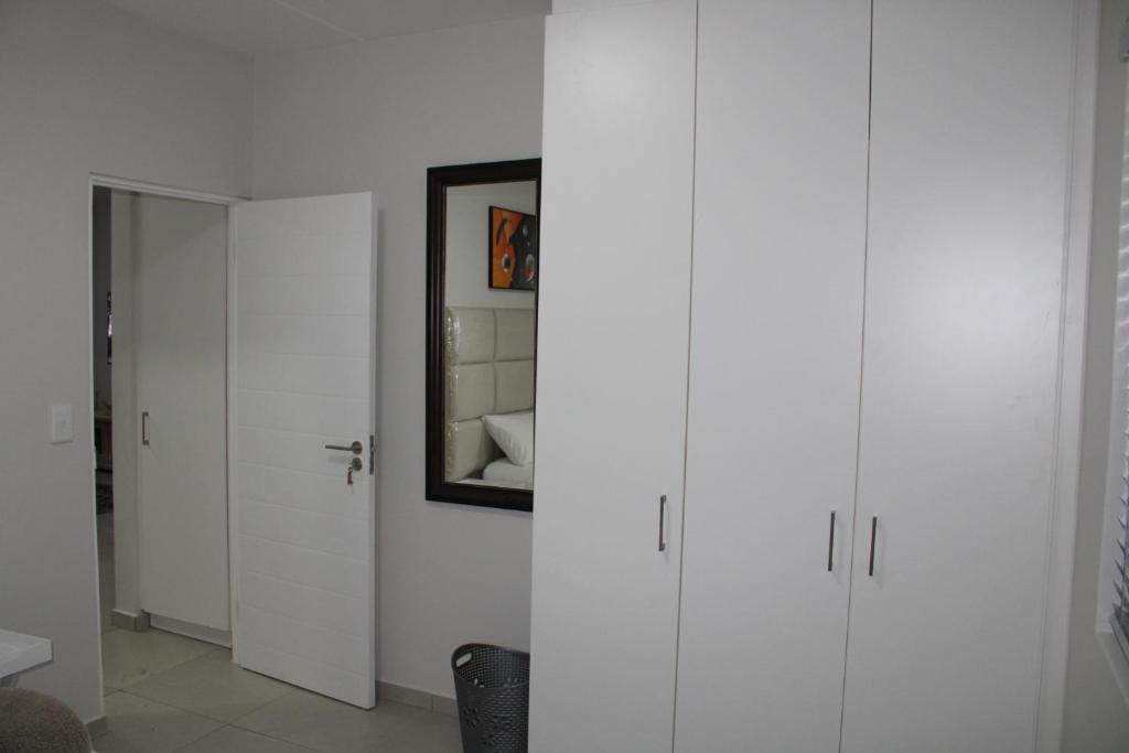 Fun modern two bed apartment in fourways, Sandton