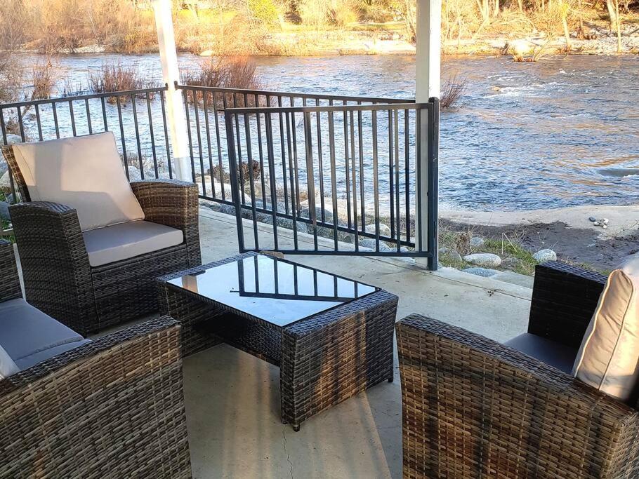 Oasis Riverfront House -10 min to Sequoia, Three Rivers