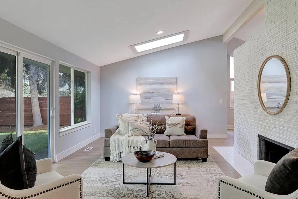 Stunning Single Level Home w/ Outdoor Spa Jacuzzi!, SeaTac