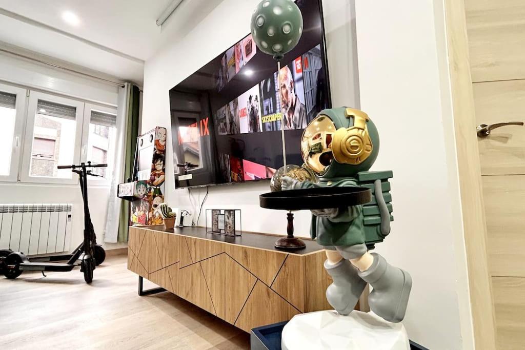 LUJO 10 pax Proyector, Maquina Arcade y Patinetes, Oviedo