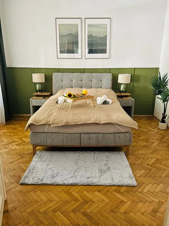 Apartment 5 min Schönbrunn Gloriette, Direct to City Center, Free Parking, hotel in Vienna