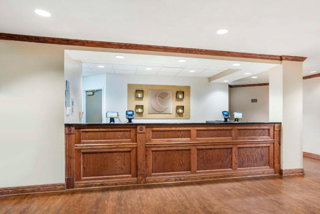 Comfort Inn & Suites Mobile near Eastern Shore Centre photo