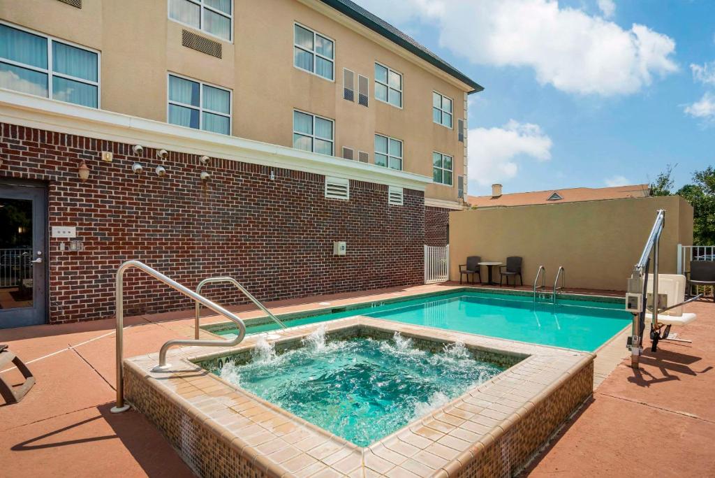 Comfort Inn & Suites Mobile near Eastern Shore Centre photo