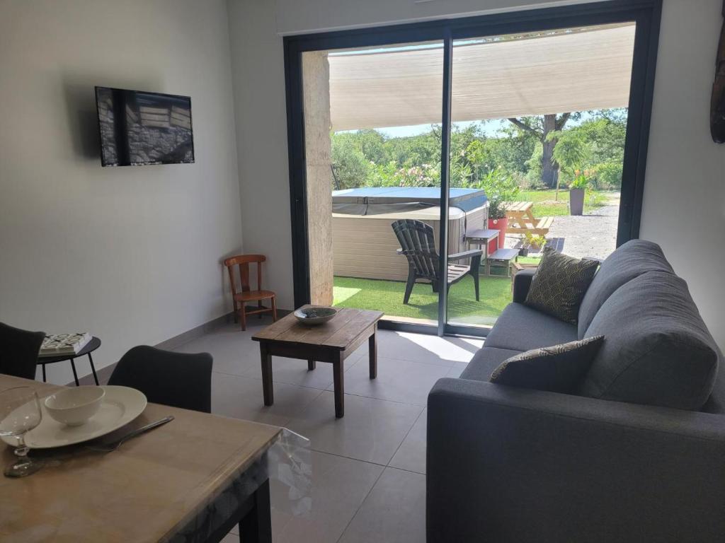 Gîte tout confort avec spa, PMR, clim' réversible, randonnées, activités et spécialités locales - FR-1-489-476, Couzon