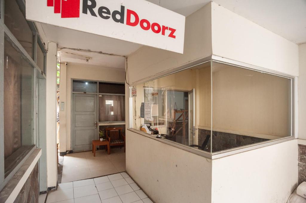 RedDoorz Plus near RS PMI Bogor photo