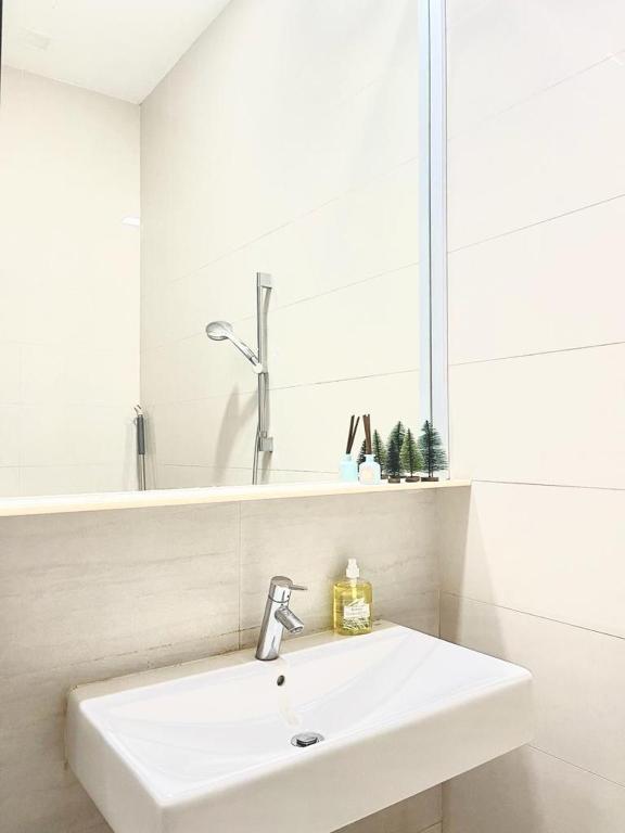 2 BR with city view near Subway in central photo