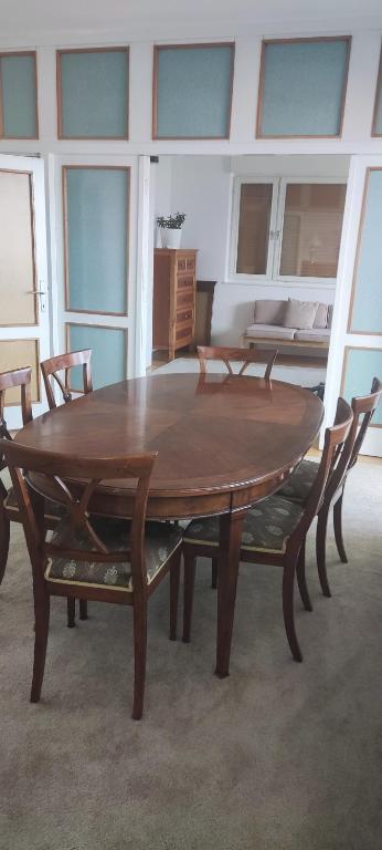 Lovely 2-bedroom Apt with free parking & wifi - 2