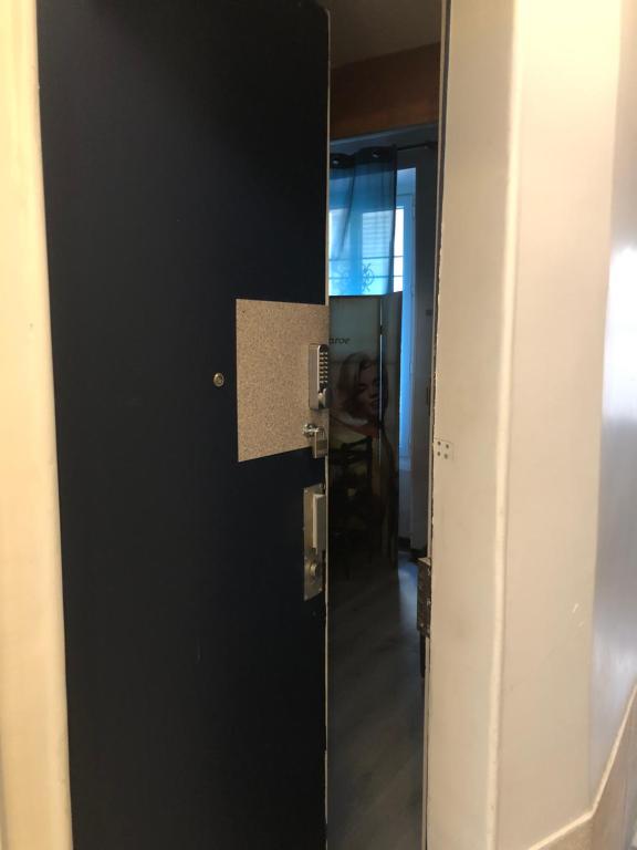 Studio Maryline de 18 m2 - Calme - Rez de chaussée sur patio Privé - Grand Canapé-Lit Clic Clac pour 2 personnes - Kitchenette - Salle de bain - 5 minutes du Métro Brochant de la ligne 13,Bus 54,74 et 31 vers sites touristiques - 5