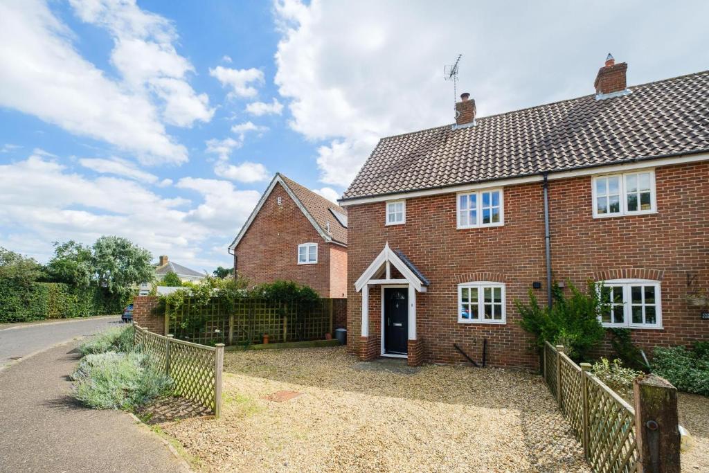 8 Saxonfields, Snape