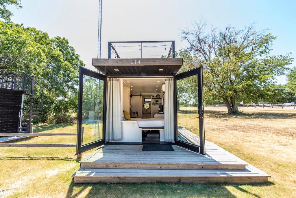 The Honeycomb-Tiny Container Home 12 Min. to Magnolia/Baylor, Bellmead