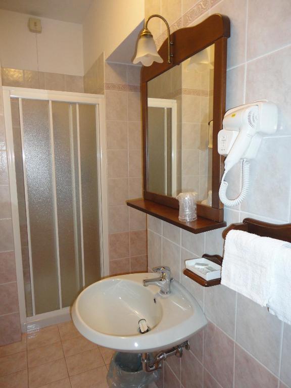 Hotel Adler — Hotel rooms in Menaggio, Lombardy