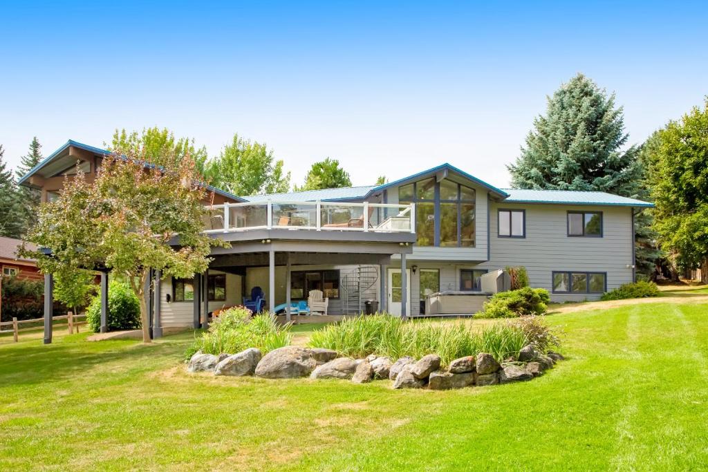 Lazy K on Peaceful Bay - Full Property, Lakeside