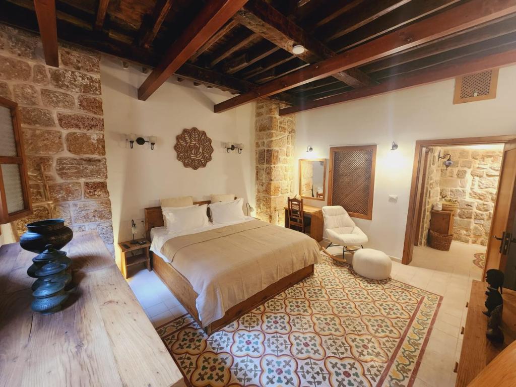 Suzanne Suite, Akko