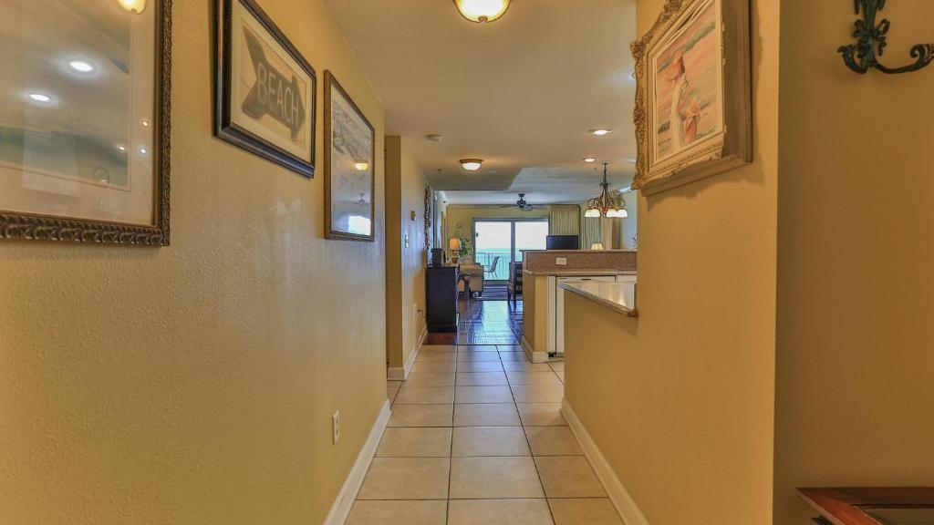 Destin Towers 102 - Beach front Peaceful Beautiful View from 10th Floor, Destin