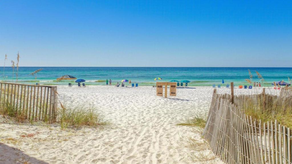 Aventon - Is a 3 bedroom home that is an easy walk to the beach with communal pool, Destin