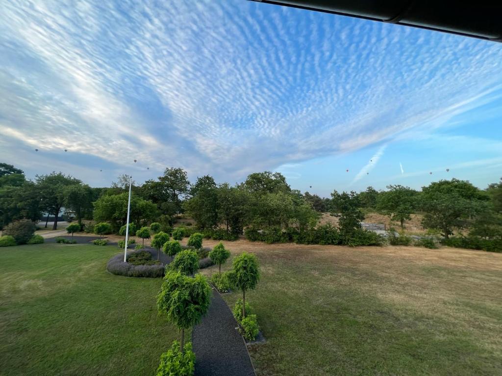 Appartement Peerd van ome Luuks의 고급스러운 주방 및 거실 공간