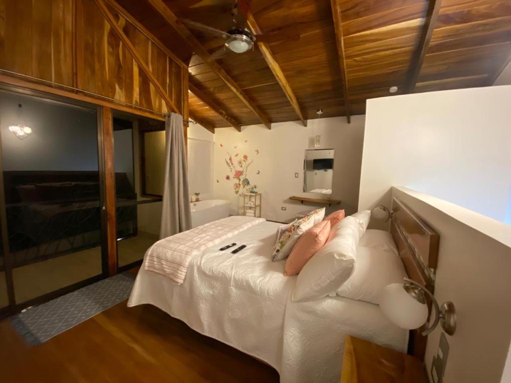 Villas Flakis, Luna