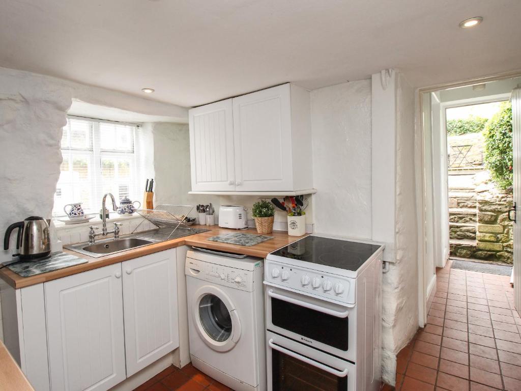 Dormouse Cottage, Burton Bradstock photo 5