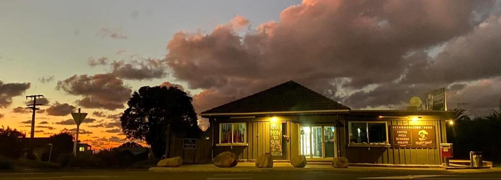 Raglan West Accommodation Units photo