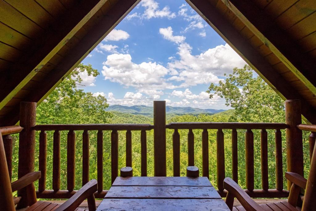 Tree Tops, Hot Tub, Pool table, WIFI, 685 FREE tickets each paid day, Sevierville