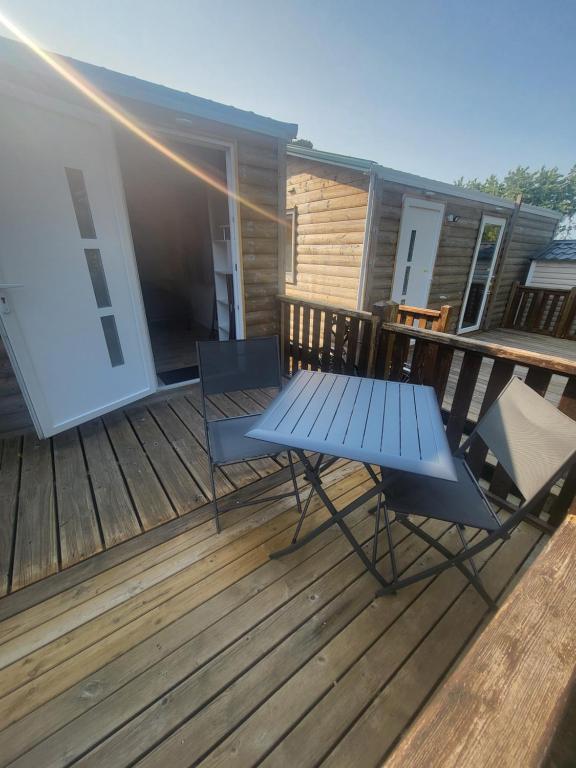 Chambre familiale 50-1 dans une partie du mobil-home au camping