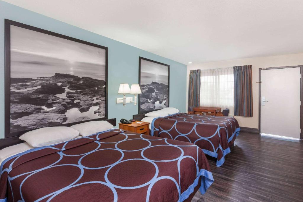 Super 8 by Wyndham El Cajon/San Diego photo