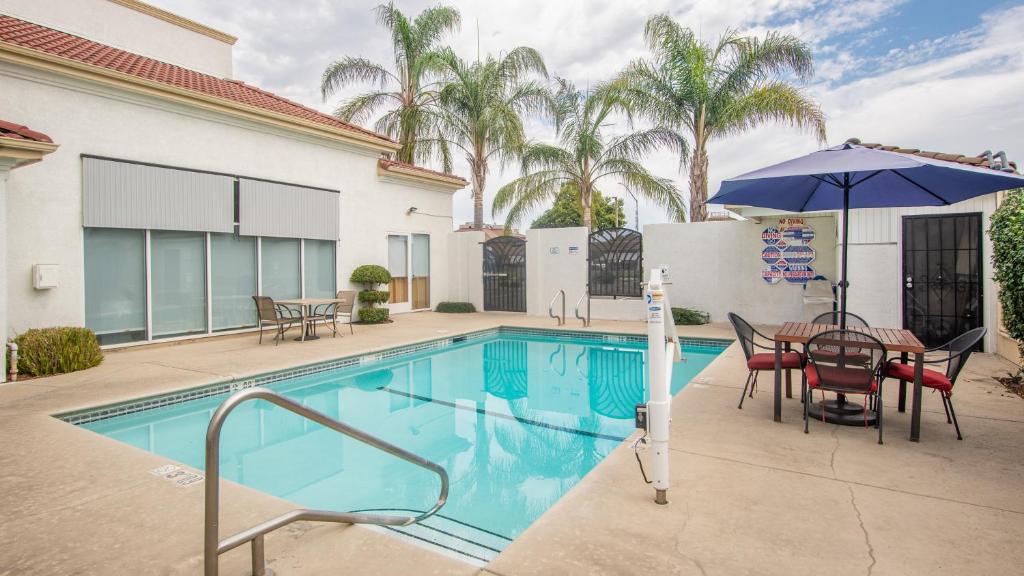 Holiday Inn Express Oakdale photo