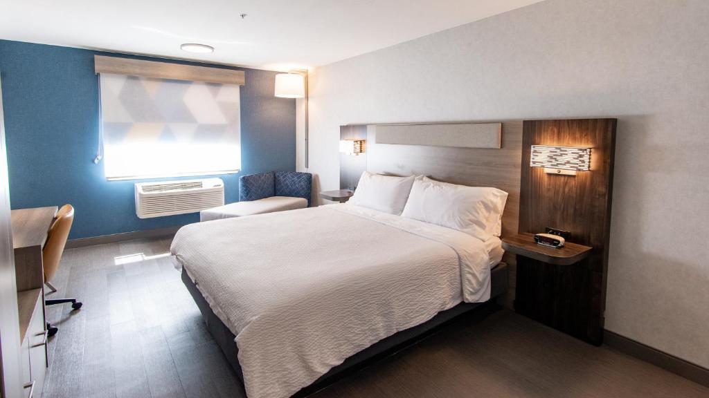 Holiday Inn Express Oakdale photo