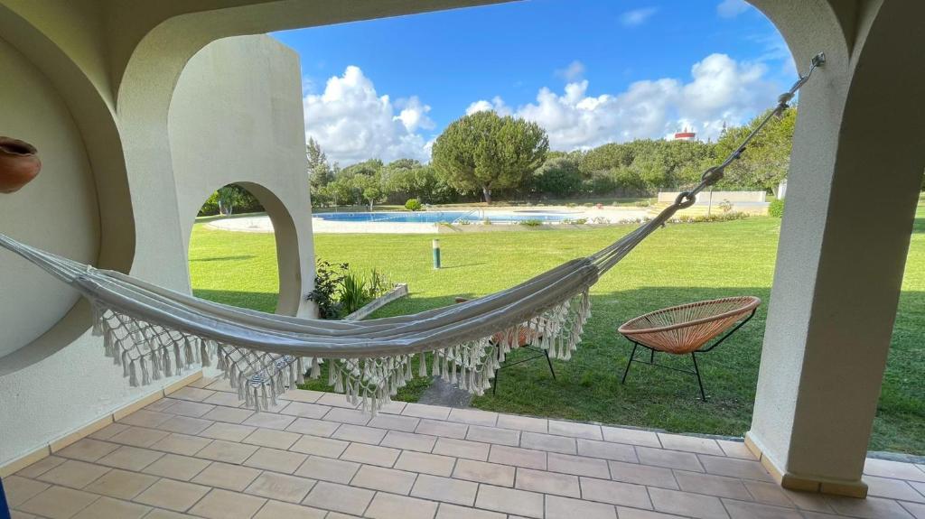 Superb apartment with patio and direct access to pool, Alvor