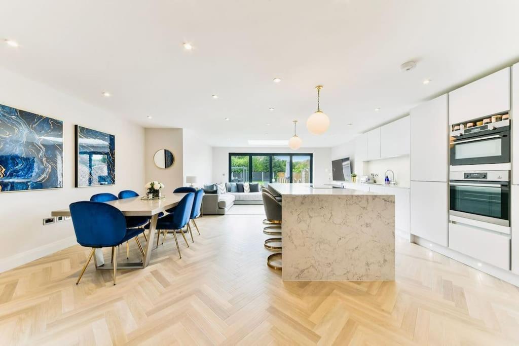 Modern 3 bed Entire House, Gym & Underfloor Heating, Hersham